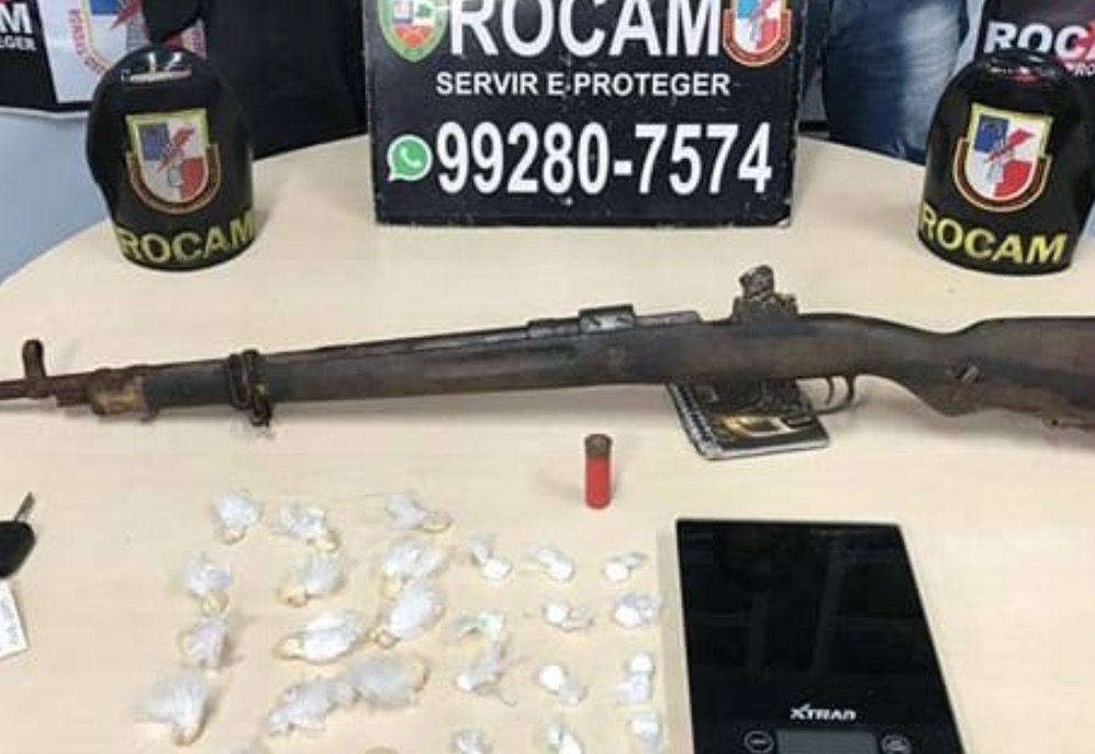 Em Manaus, dupla é presa com carros roubados e fuzil enterrado no quintal de casa