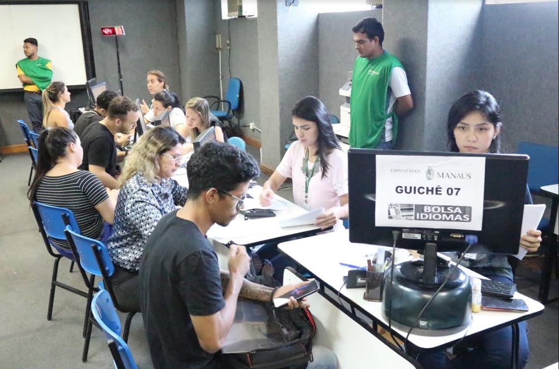 Prazo para entrega de documentação do Bolsa Idiomas termina nesta quinta em Manaus