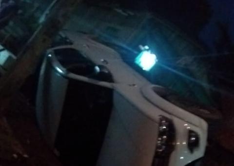 Em Manaus, motorista fica ferida após picape capotar e bater em poste