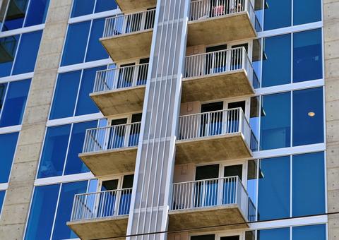 Mulher cai de varanda enquanto fazia sexo e morre