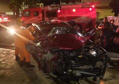 Motorista fica preso às ferragens após carro atingir caminhão de lixo em Manaus