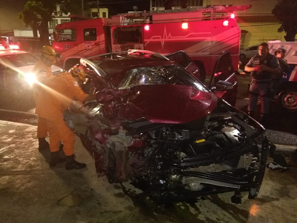 Motorista fica preso às ferragens após carro atingir caminhão de lixo em Manaus