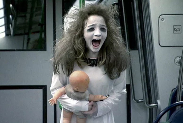 Ex-Menina Fantasma surpreende com corpão ao posar de fio dental