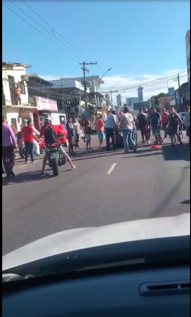 Homem é espancado ao tentar assaltar adolescente em rua de Manaus 