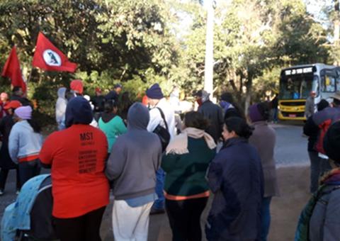 Motorista mata 1 e fere 5 ao avançar contra protestantes do MST