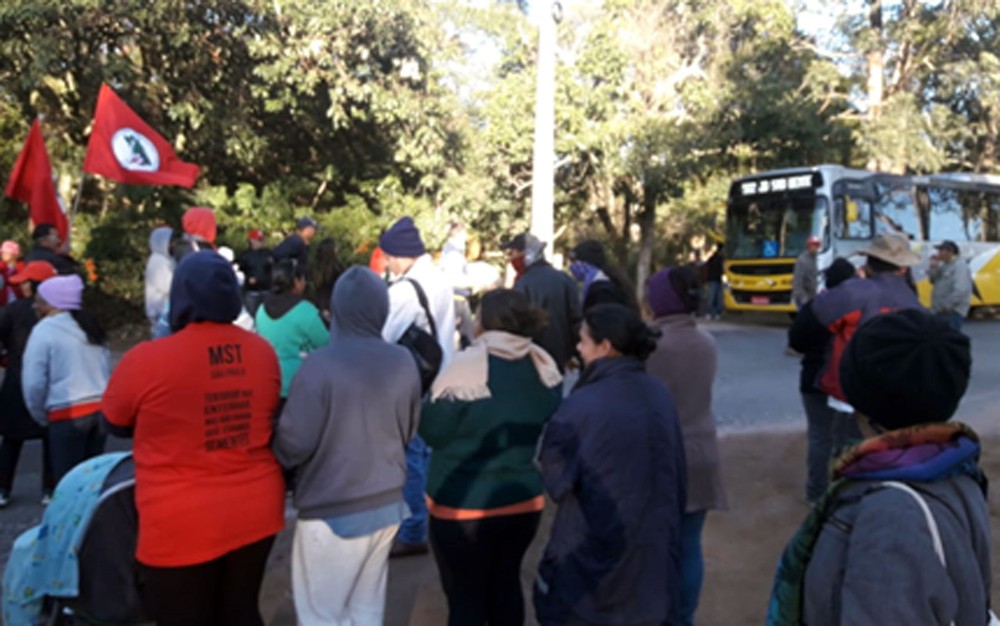 Motorista mata 1 e fere 5 ao avançar contra protestantes do MST