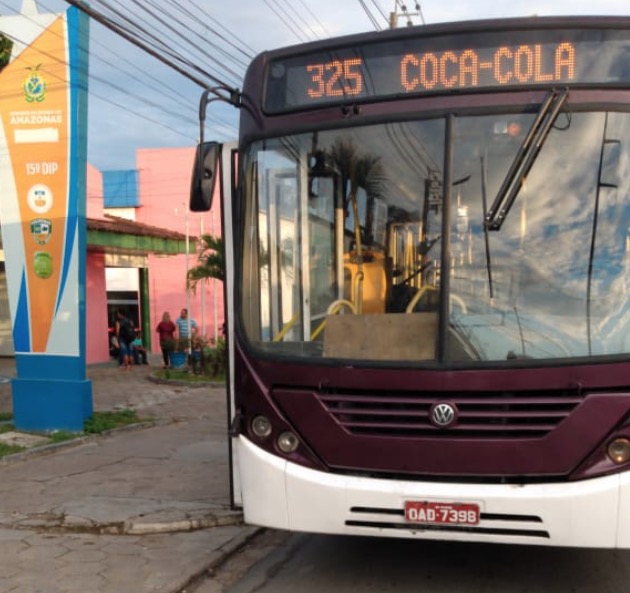 Passageira tem cabeça quebrada ao ser agredida por assaltante de ônibus em Manaus
