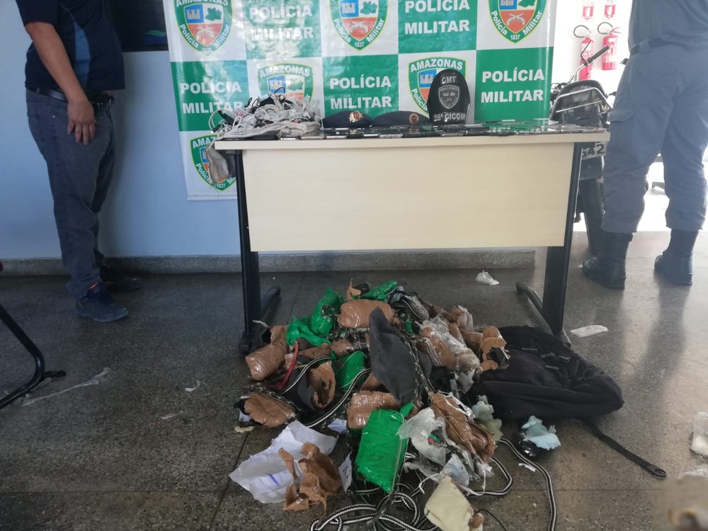 Polícia apreende mais de 20 celulares que seriam jogados para dentro de presídio em Manaus