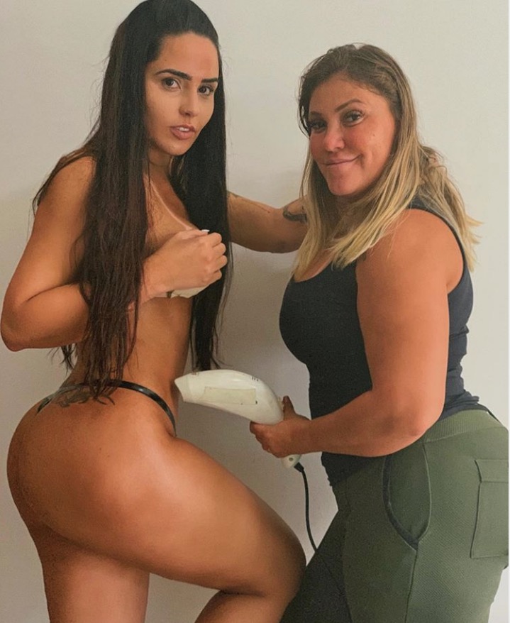 Perlla mostra resultado de lipo ao posar de biquíni de fita