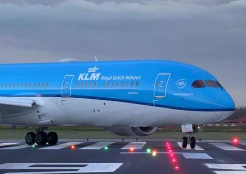 Empresa aérea polemiza ao pedir que mães se cubram para amamentar