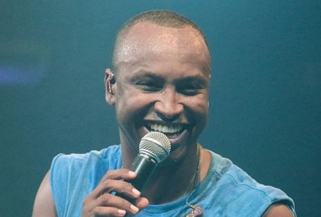  Thiaguinho coloca figurantes no lugar de fãs, que ficam revoltados