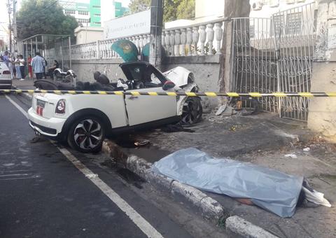 Mulher morre após carro bater em muro de centro Espírita em Manaus