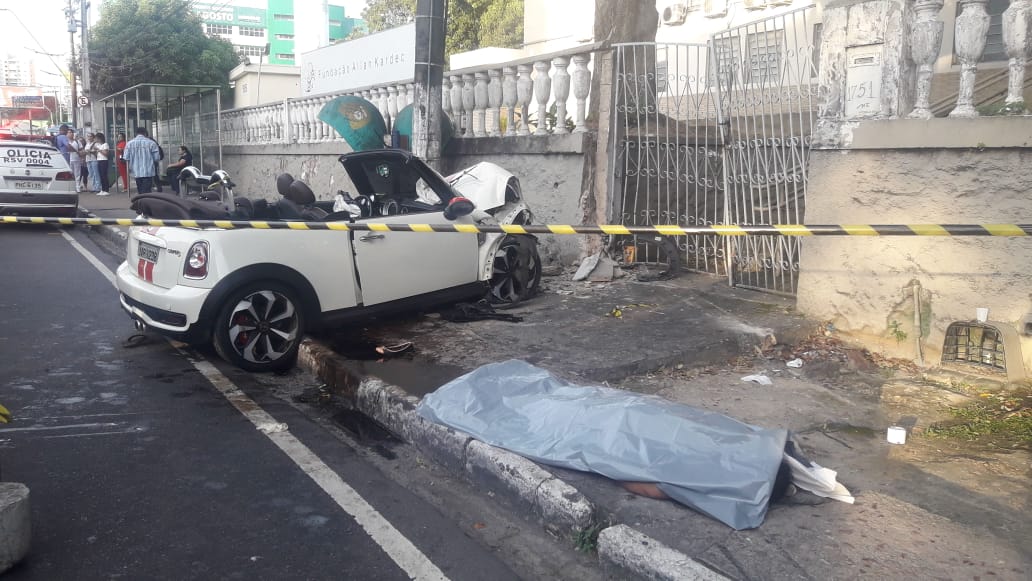 Mulher morre após carro bater em muro de centro Espírita em Manaus