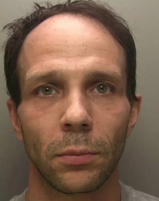 Brasileiro é condenado a prisão perpétua por matar ex a facadas na frente da filha