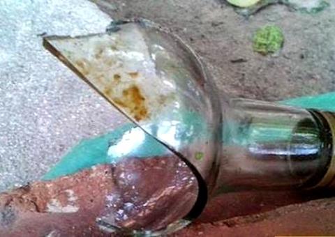 A golpes de gargalo, homem ataca e fere amigo durante briga em Manaus