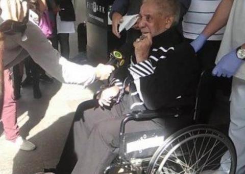 Agnaldo Timóteo se emociona ao deixar hospital após 2 meses