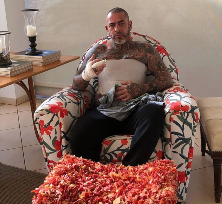 Henrique Fogaça fica todo quebrado após acidente de moto