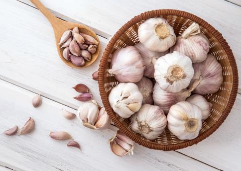 Alho pode aliviar dor nas costas e melhorar sintomas da TPM. Veja 9 benefícios