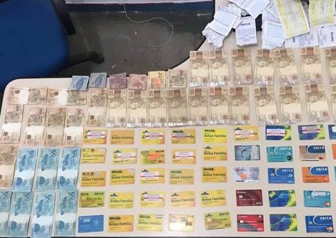 Mulher é presa com R$ 2 mil e mais de 40 cartões de clientes no Amazonas