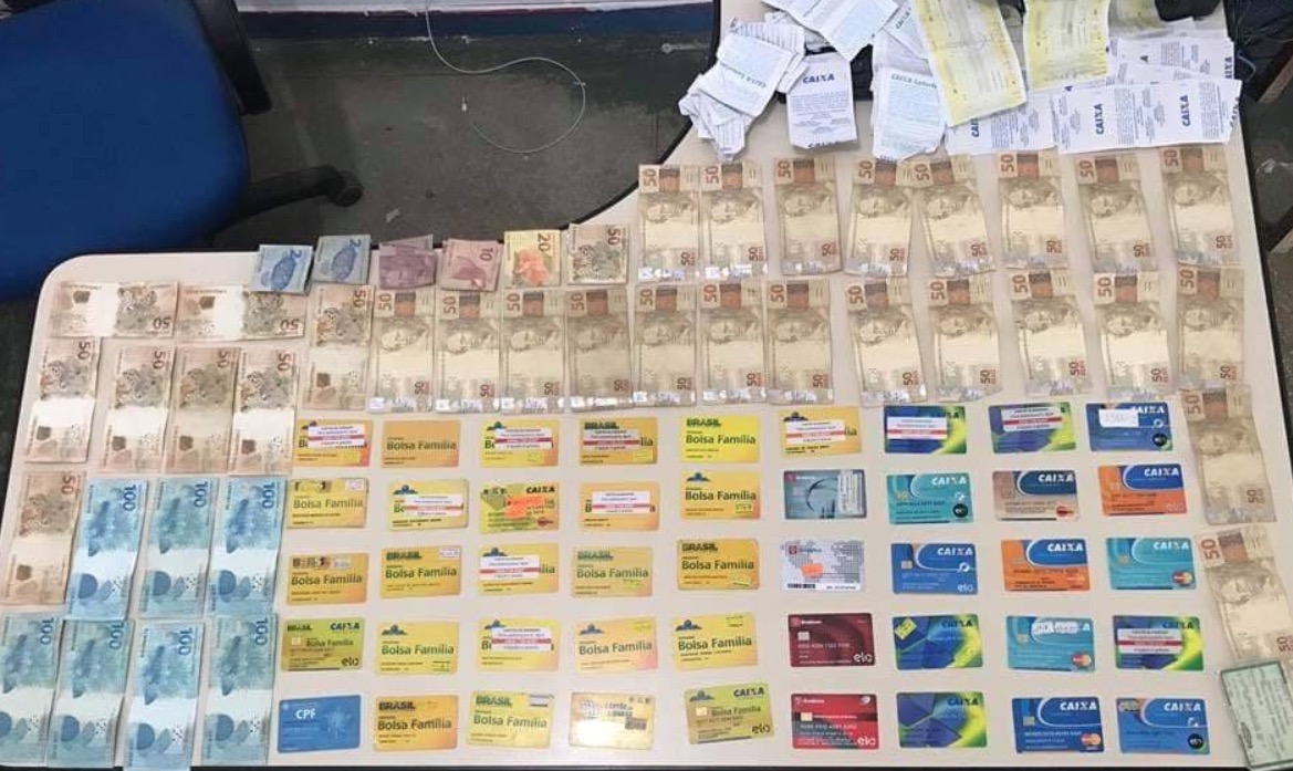 Mulher é presa com R$ 2 mil e mais de 40 cartões de clientes no Amazonas