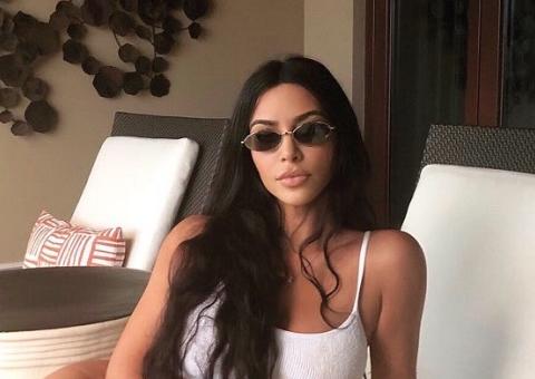 Kim Kardashian ostenta corpão em micro-maiô