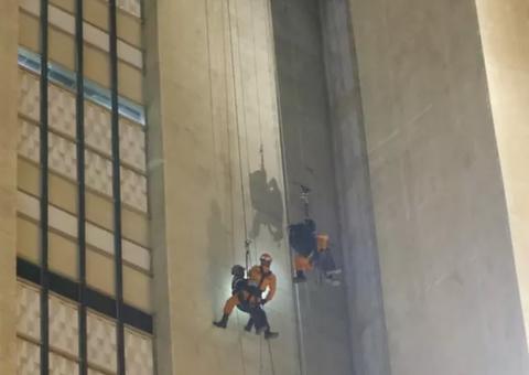 Trabalhadores ficam pendurados em andaime a 23 metros de altura