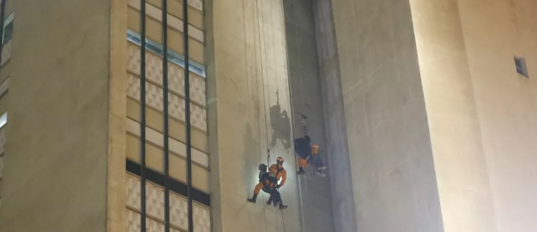 Trabalhadores ficam pendurados em andaime a 23 metros de altura