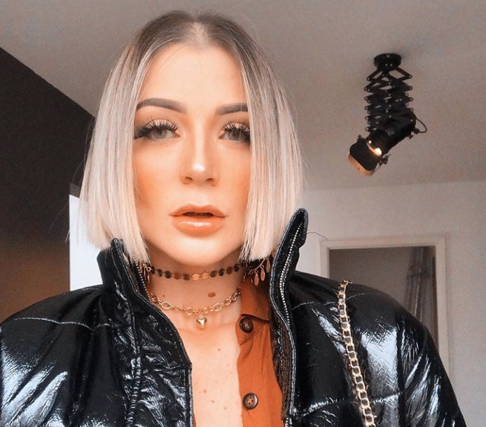 Blogueira manauara causa revolta ao debochar de senhora pedindo ajuda