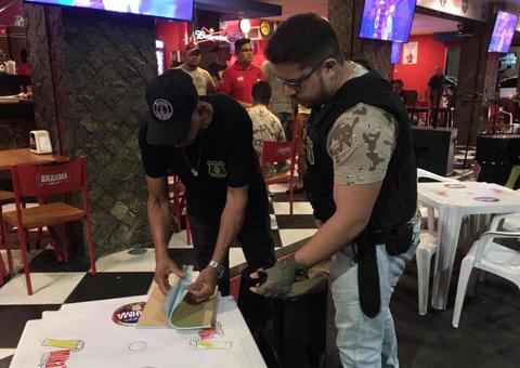 Bares de Manaus são flagrados com comida imprópria e menores bebendo 