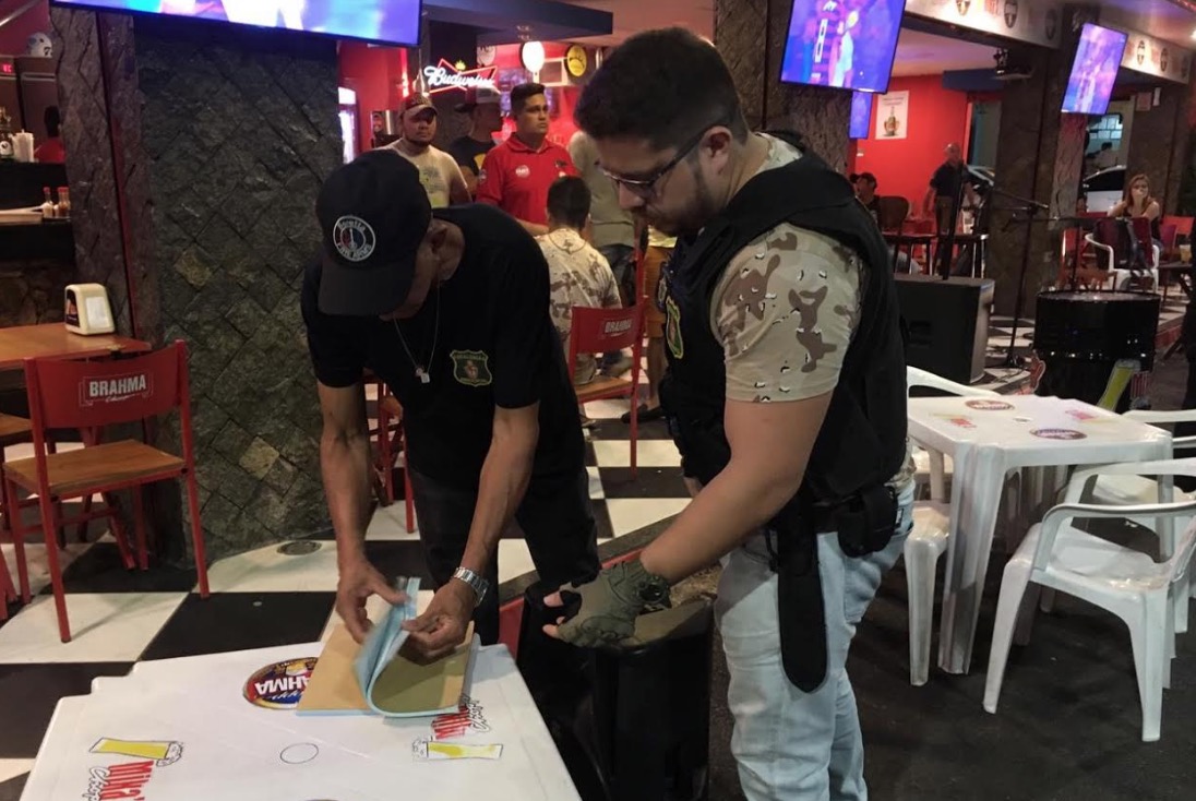 Bares de Manaus são flagrados com comida imprópria e menores bebendo 