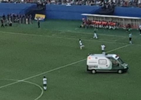 Jogador do Manaus deixa Arena da Amazônia de ambulância 