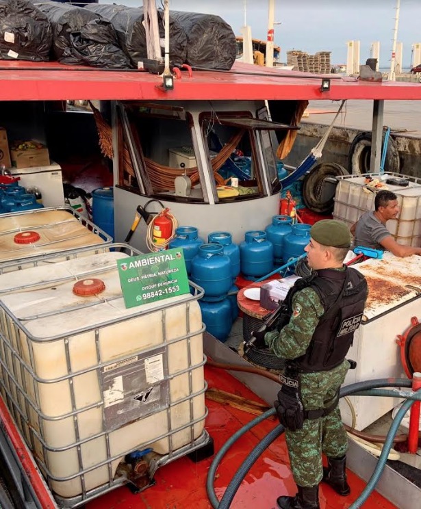 Em Manaus, mais de 70 mil litros de combustível irregular são apreendidos em embarcação