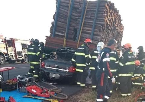 Músicos sertanejos morrem após grave acidente com carro da banda e caminhão