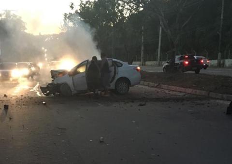Motorista é retirado de carro em chamas após acidente grave em avenida de Manaus