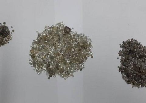 Fisioterapeuta é presa com quase 2 mil pedras preciosas escondidas na calcinha