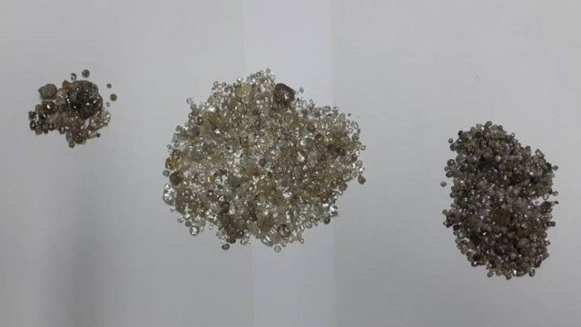 Fisioterapeuta é presa com quase 2 mil pedras preciosas escondidas na calcinha