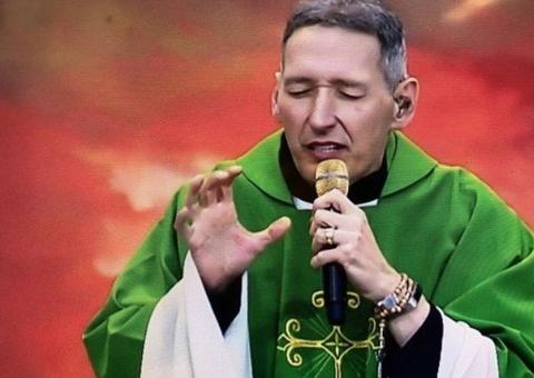 Padre Marcelo Rossi chora ao falar sobre empurrão em missa: 'nasci novamente'
