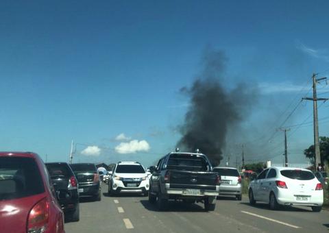 Sem energia há 2 dias, moradores fecham AM-070 em protesto no Amazonas