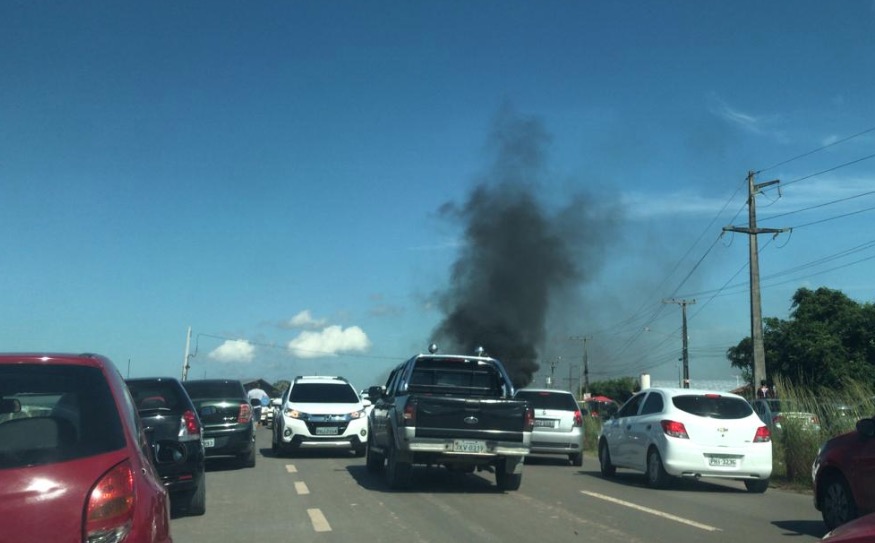 Sem energia há 2 dias, moradores fecham AM-070 em protesto no Amazonas