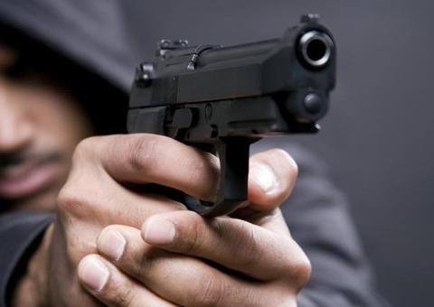 Em Manaus, homem é fuzilado por criminosos na garagem de casa abandonada 