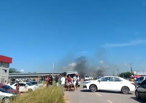 Veículos ficam encurralados durante bloqueio e manifestação na AM-070