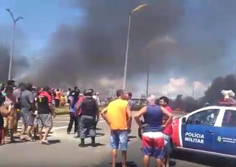 Revoltados, populares realizam protesto contra a falta de energia em Manacapuru e Iranduba