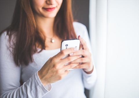 Homem é agredido pela esposa após se recusar a mostrar o celular 