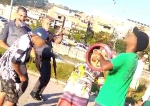  PM agride menino com tapa no rosto por causa de pipa