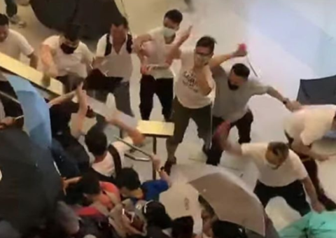 Vídeo mostra grupo espancando manifestantes no metrô de Hong Kong