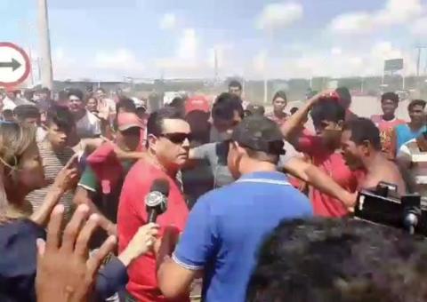 Veja o momento em que Bonates corre para não apanhar de população no Amazonas 