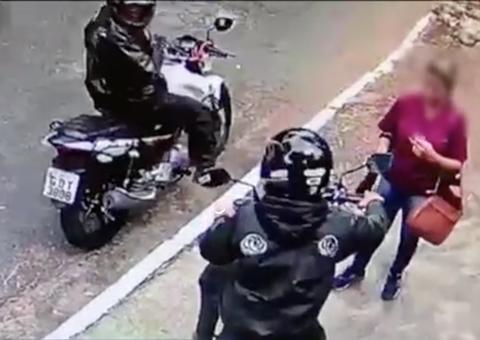 Pai e filho são presos suspeitos de assaltar pedestre de moto 