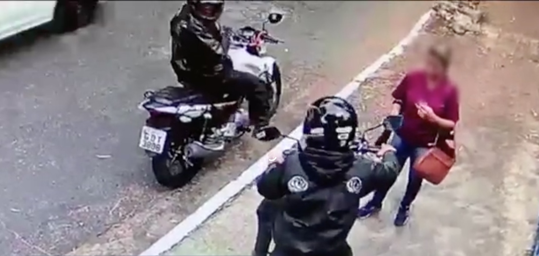 Pai e filho são presos suspeitos de assaltar pedestre de moto 