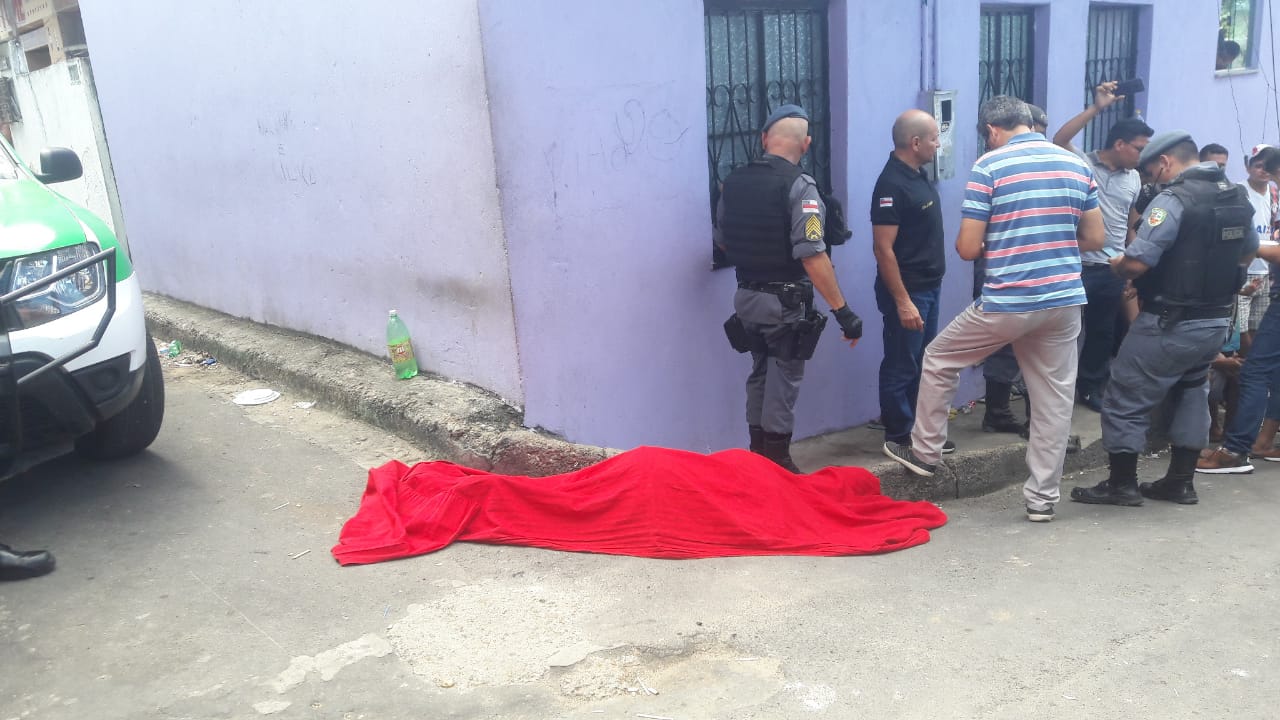 Jovem é morto a tiros ao ser chamado na porta de casa em Manaus