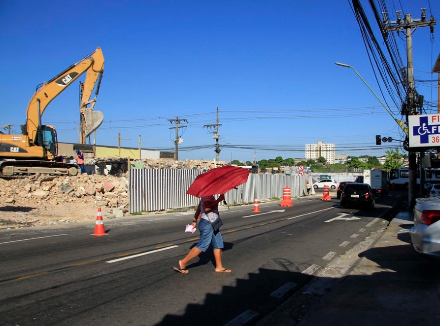 Obras na Constantino Nery chegam à 2ª fase de demolições em Manaus